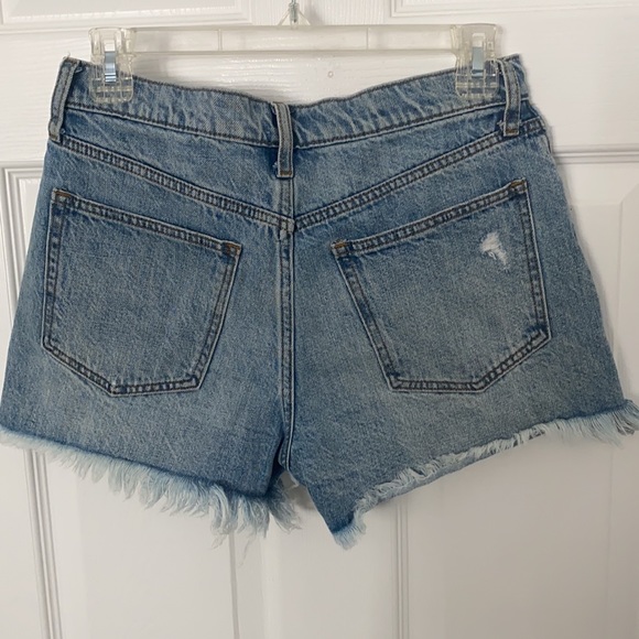 Gap distressed Light wash jean shorts. size 26. High waisted. - Picture 2 of 4
